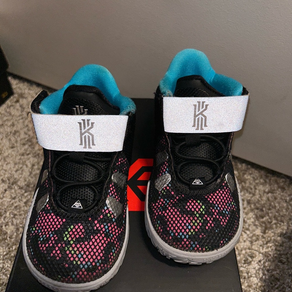 Toddler shoes size 7c